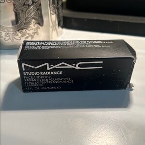 MAC Studio Radiance Face & Body Foundation 6M 50ml New Open Box
